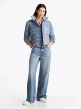 Chaleco acolchado celeste con cuello alto, cierre frontal con cremallera, dos bolsillos laterales con cremallera y logo de la marca en el pecho. Tiene mangas de tejido de punto. Repele el agua y tiene relleno de plumón.