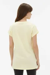 Remera de algodón color beige, de cuello redondo y manga corta con vuelta fija. Presenta un estampado frontal con la leyenda 'Fruit of The Soul' y un diseño de frutillas con un moño verde.