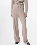 Pantalón tejido color tostado, de corte recto y holgado con cintura elástica.