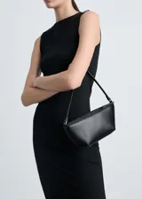 Vestido midi entallado de cuello redondo y sin mangas, confeccionado en tejido fluido con abertura en la parte posterior.