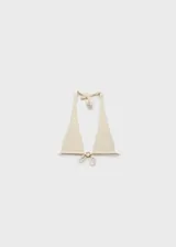 Top de bikini blanco con corte triangular, breteles finos que se atan al cuello y a la espalda, y aro dorado en el centro del busto.