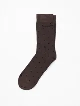 Medias marrón oscuro con estampado de lunares negros y el nombre de la marca en la parte superior.