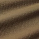 Camisa de manga larga color caqui con dos bolsillos frontales con solapa y cierre de botón.