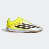 Championes de fútbol sala Adidas F50 Club, con diseño ligero en color amarillo neón y blanco. Presentan las icónicas tres tiras de la marca en negro con bordes rojos en el lateral, suela de goma color caramelo tipo non-marking y cierre de cordones.