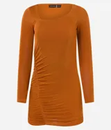 Vestido corto color marrón, de poliéster con elastano, con escote asimétrico, mangas largas y detalle fruncido lateral.