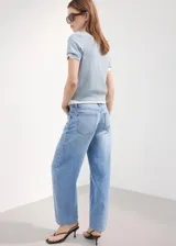 Jeans de corte recto y tiro medio en color azul claro, con diseño clásico de cinco bolsillos y acabado ligeramente deslavado.