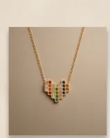 Collar de acero con baño de oro, compuesto por una cadena fina y un dije en forma de corazón con diseño pixelado, adornado con circonias de colores.