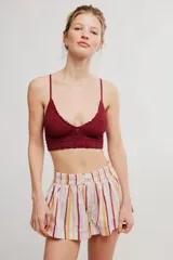 Bralette de encaje negro con copas triangulares, escote festoneado, tirantes finos regulables y banda inferior elastizada.