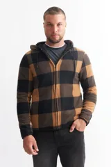 Campera con capucha, forrada en piel sintética, con cierre frontal y diseño a cuadros grandes en tonos verde y negro.