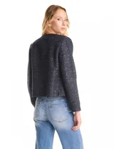 Chaqueta de tweed color azul marino con sutiles destellos de lúrex, marca Nanette. Presenta cuello redondo, abertura frontal sin cierre y bolsillos delanteros funcionales. Cuenta con forro interno a tono.