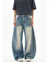 Jean de denim azul claro con efecto lavado y amplios paneles deslavados en la parte delantera de los muslos. Presenta un corte extremadamente ancho y holgado (baggy), con puños ajustados en los tobillos.