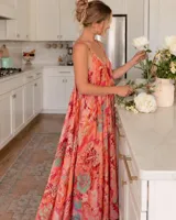 Vestido largo de rayón con estampado floral en tonos azules y rosados, de corte solera con escote en V y tirantes finos.