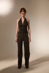 Top sin mangas color marrón, con cuello halter profundo y diseño fruncido en la cintura que se ajusta al cuerpo.