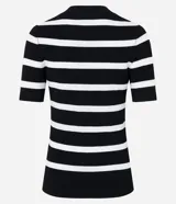 Blusa de punto ligero de manga corta y cuello redondo con diseño de rayas horizontales negras sobre base blanca.