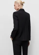 Chaqueta de traje con estampado de raya diplomática, cuello con solapas de muesca y cierre frontal de dos botones. Presenta diseño recto, manga larga con puños abotonados, bolsillo de ribete en el pecho y dos bolsillos de solapa frontales.