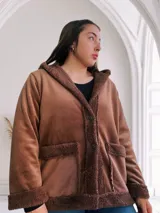 Campera marrón de pana con interior de piel sintética, capucha y cierre con botones.