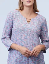 Blusa de tejido melange con cuello redondo, escote en V y aplique metálico.
