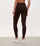 Pantalón legging deportivo de tiro alto, confeccionado en microfibra acanalada con textura. Presenta un ajuste ceñido al cuerpo y largo hasta el tobillo.