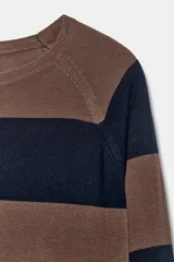 Jersey de punto de manga larga con cuello redondo y diseño de corte clásico. Presenta terminaciones en rib y aberturas laterales en el bajo.