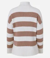 Suéter de punto pesado con cuello alto y mangas largas. Diseño a rayas horizontales en blanco y negro con textura acanalada.