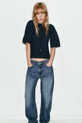 Top de punto rib color azul marino, con cuello redondo y manga corta abullonada.