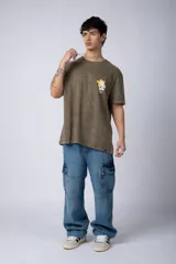 Remera de algodón con efecto acid wash en color gris oscuro. Presenta un diseño estampado en el pecho con una estrella amarilla y un personaje animado, y un corte semi-oversize.