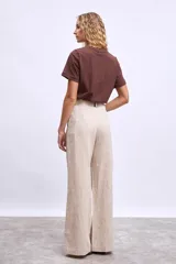 Remera de manga corta color marrón, con cuello redondo y corte recto.