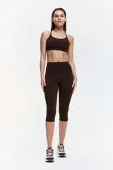 Leggings capri deportivas de color marrón, con diseño de tiro alto y cintura ancha confeccionadas en tejido funcional SculptMove.