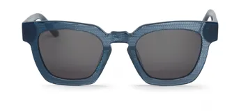 Lentes de sol Mr Boho modelo Logan, con montura cuadrada de acetato color azul con textura de tela y lentes grises.