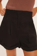 Short de lino importado de color negro, con broche interno, dos bolsillos laterales y dos pinzas frontales que aportan estructura.