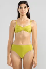 Conjunto de bikini color verde pistacho, con corpiño de corte triangular y bombacha de tiro alto.