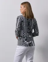 Blusa de algodón estampado en blanco y negro, marca Ruby Rd. con cuello a la base y escote en U, manga francesa.