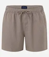 Bermuda de baño color beige, confeccionada en tejido ana ruga texturizado. Tiene lazo en la cintura, bolsillos laterales y un bolsillo trasero.