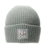 Gorro tipo beanie tejido en punto acanalado, color verde claro, con vuelta y parche frontal de silicona con el logo N+ Club.