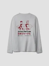 Remera de manga larga gris melange con diseño gráfico estampado en la espalda y en la manga, corte regular fit.