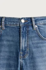 Jeans slim fit de color negro para hombre, con tiro medio, diseño de cinco bolsillos y cierre frontal con cremallera y botón.