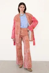 Kimono de jean con estampado paisley tipo bandana, color rojo y tostado, con mangas largas y diseño abierto.