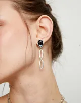 Par de aros colgantes plateados con cristal facetado grisáceo y eslabones alargados.