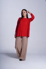 Sweater negro de punto con diseño de ochos, cuello redondo y mangas largas.