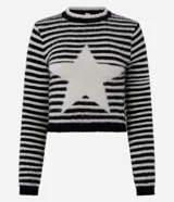 Sweater de punto con rayas horizontales en blanco y negro, con cuello redondo y manga larga. Presenta una estrella blanca en el centro del pecho.