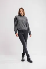 Buzo tejido de poliéster con cuello alto y diseño a rayas verticales en tonos grises y negros.