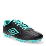 Championes de fútbol 11 Umbro modelo Touch AT, color negro con detalles en naranja vibrante. Presentan el logo de la marca en el lateral, cordones naranjas y suela con tapones para césped.
