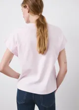 Camiseta de algodón color rosado, con diseño recto, cuello redondo y manga corta.