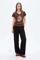 Remera de algodón manga corta, color negro, con cuello en V y estampa frontal en tono plateado con diseño floral y la inscripción 'Bouquet Study No.4'.