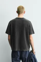 Camiseta de punto relaxed fit de algodón color bordó con efecto lavado, cuello redondo y manga corta.