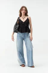 Jean de corte wide leg, tiro medio y diseño clásico en color celeste, con bolsillos traseros y trabillas para cinturón.