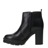 Botas estilo chelsea de cuero negro con plataforma y taco cuadrado. Presentan paneles elásticos laterales y suela con relieve dentado.