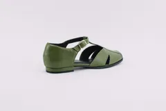 Zapatos bajos color verde oliva de cuero, con tira sobre el empeine y hebilla dorada.