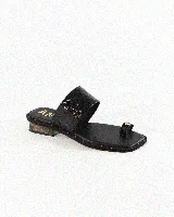 Sandalia plana de cuero color negro, con una tira ancha superior con textura, tira separadora de dedo con detalle metálico y suela con tachas doradas decorativas.