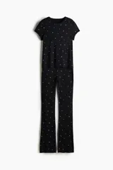 Pijama de dos piezas confeccionado en punto acanalado de modal. Incluye una remera de cuello redondo con mangas cortas terminadas en ribete de encaje y un pantalón con cintura elástica y corte levemente acampanado.